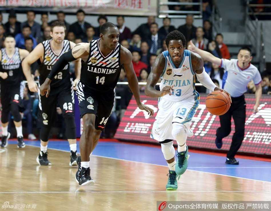 兰多夫在人群中跳起，双手将球传出，眼神却飘向另一边，这一记不看人传球骗过了所有防守者。