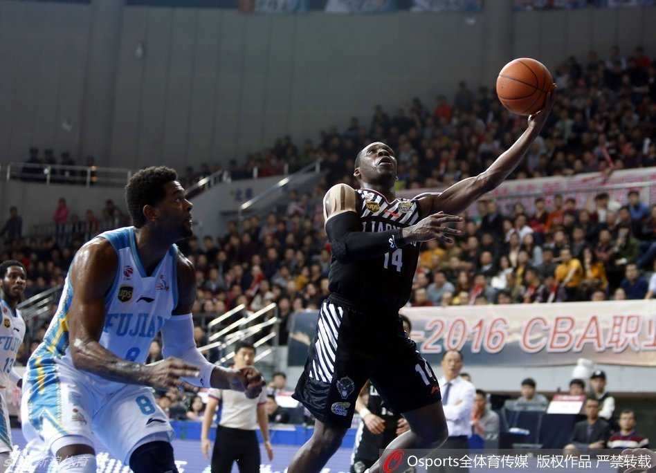 哈德森在防守球员的围堵下依然坚定起步，如离弦之箭般杀向福建队禁区，眼神中满是杀气。