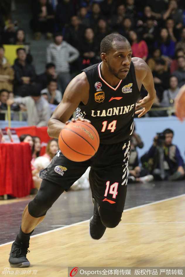 哈德森面对防守毫无惧色，跃起在空中略带后仰，手指轻柔拨球，划出一道完美弧线，眼神中充满了必胜的霸气与坚定。