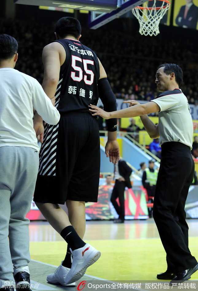 哈德森运球刚过半场，面对扑上来封堵的防守球员，他毫不犹豫拔起就投，飘逸的身姿和精准的弧线是他作为CBA顶级外援的标签。