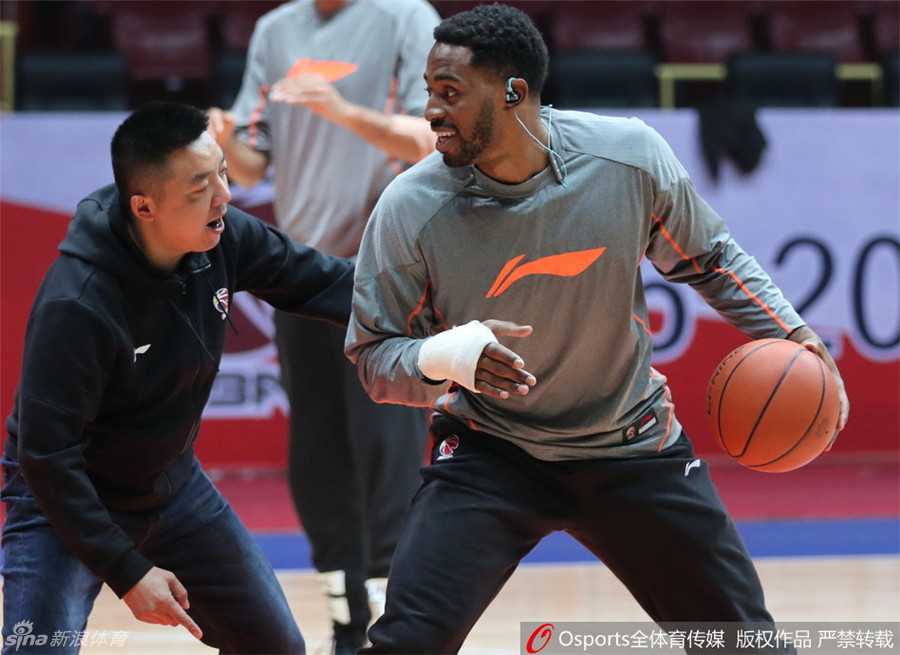 训练对抗赛中，哈达迪与外援队友激烈对抗，用强壮的身体卡住位置，全力争夺篮板球。