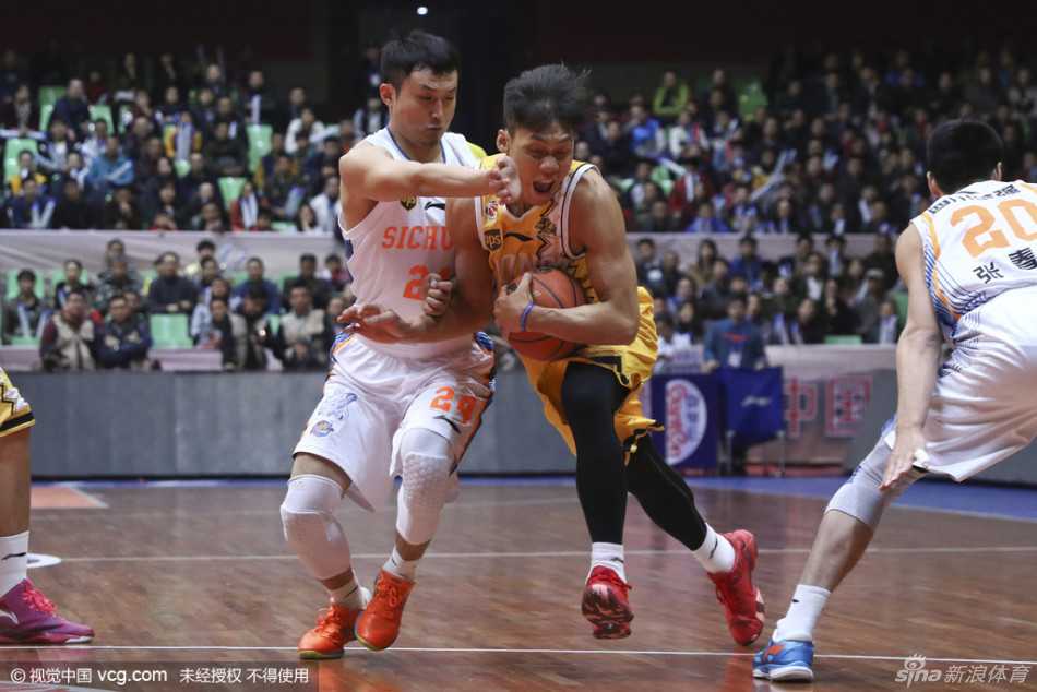 广厦后卫赵大鹏像一颗出膛的炮弹，风驰电掣般杀入四川队拥挤的内线，他在空中身体完全舒展，无视地板上倒地的防守球员，眼里只有高高篮筐。