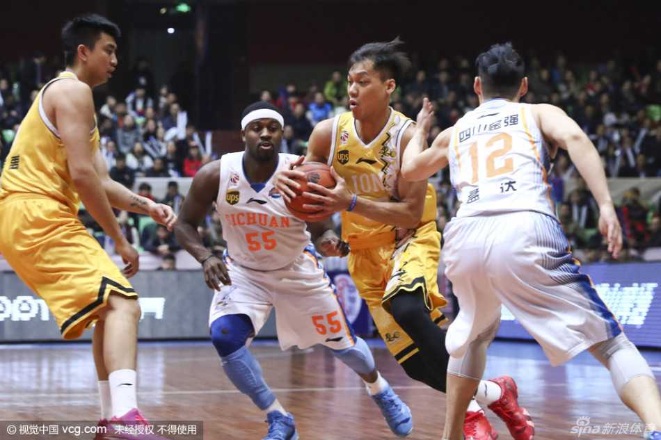 四川队球员王汝恒为了争夺失控的篮球，整个人不顾一切地鱼跃飞出，身体与冰冷的地板激烈摩擦，他眼神专注，只为能将球权留在本方手中。