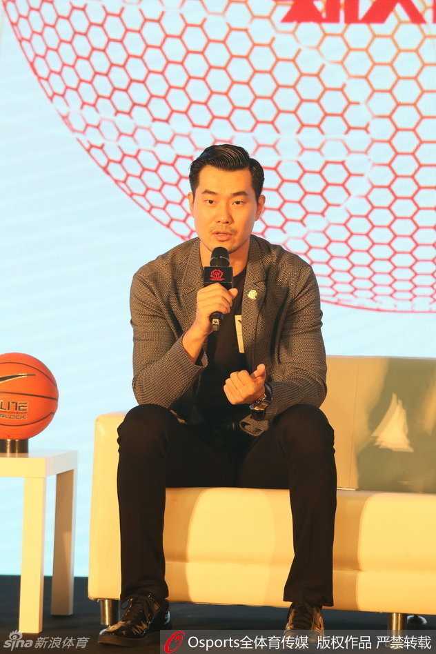 王仕鹏在台上手拿麦克风侃侃而谈，身为壹球合伙人兼教练的他，正细致地向来宾阐述退役后的篮球商业蓝图。