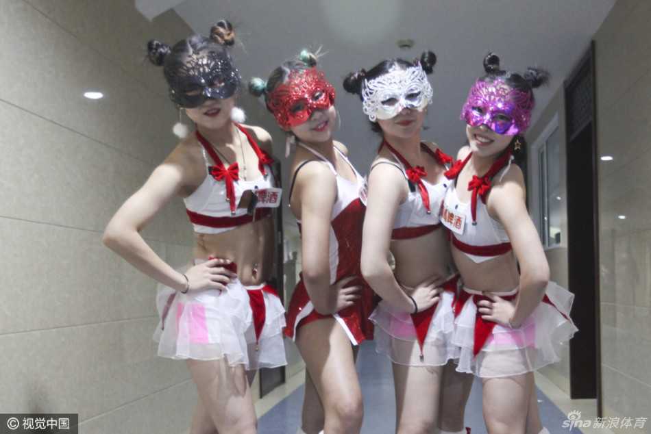 圣诞老人助阵，倒地热舞红色诱惑，欢乐定格