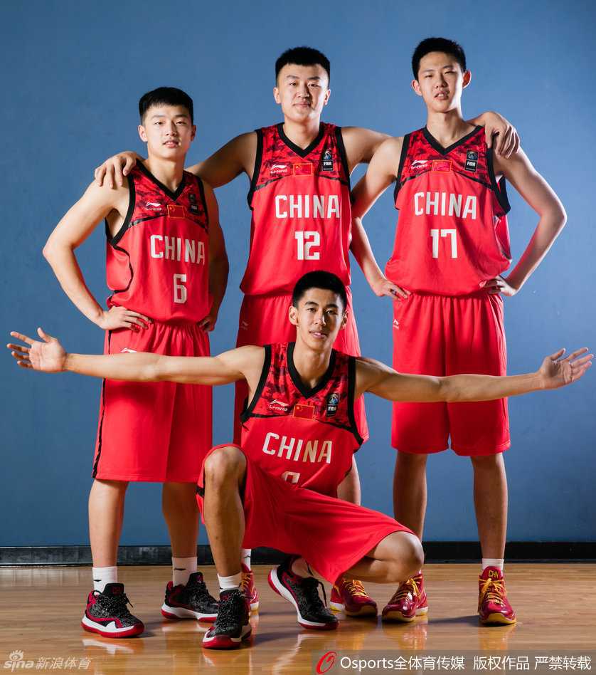 李祥波在对抗中展示惊人力量，肌肉线条分明，硬扛对手完成上篮。