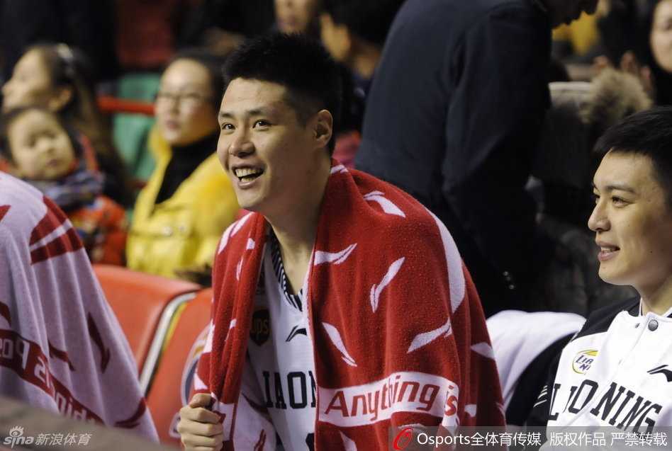 刘志轩快攻中轻松上篮，动作灵巧，眼神专注