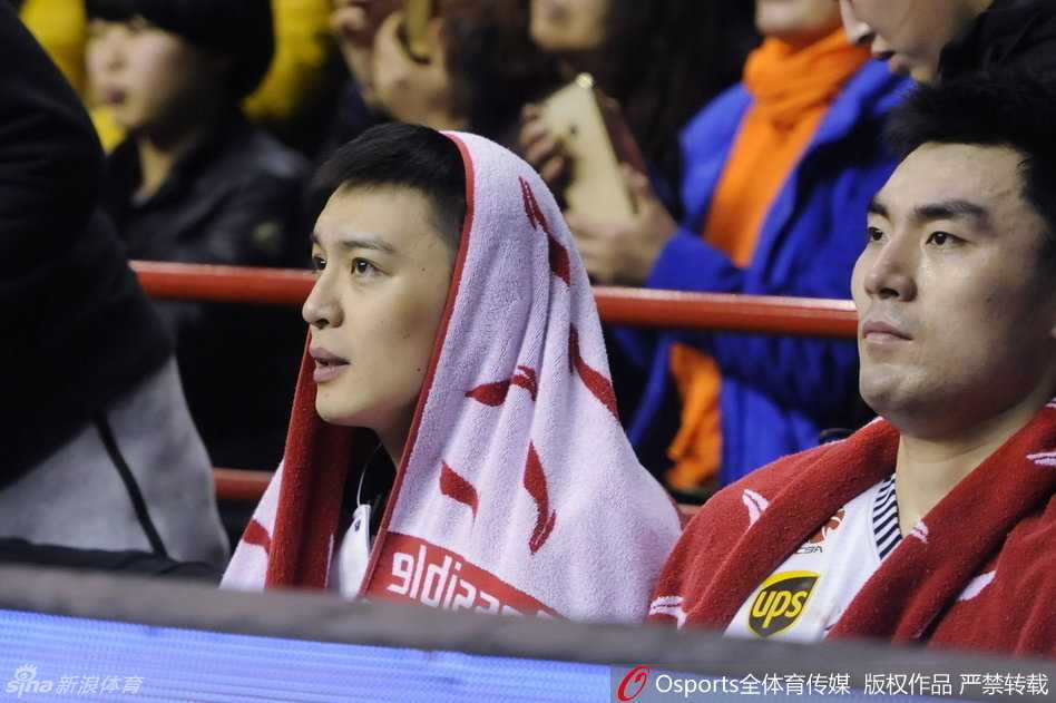 兰多夫持球推进发动反击，场上队员迅速落位，战术清晰