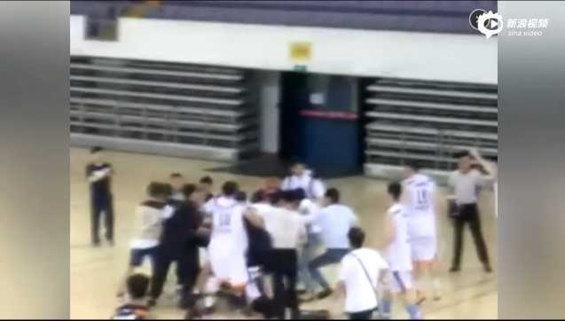 场边的球迷们纷纷起身，目光聚焦在混乱的中心，有人惊讶地张大了嘴巴，有人举起手机拍摄，他们见证了自己球队主场最不愿看到的一幕——失控的暴力与竞技精神的沦丧。