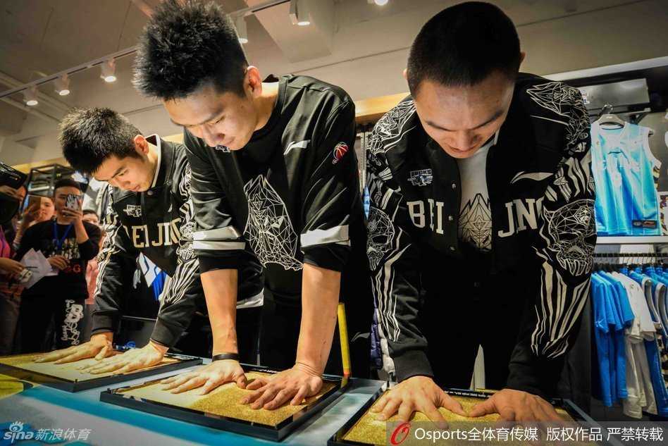 孙悦低头认真为女球迷签名，周围簇拥着兴奋的粉丝