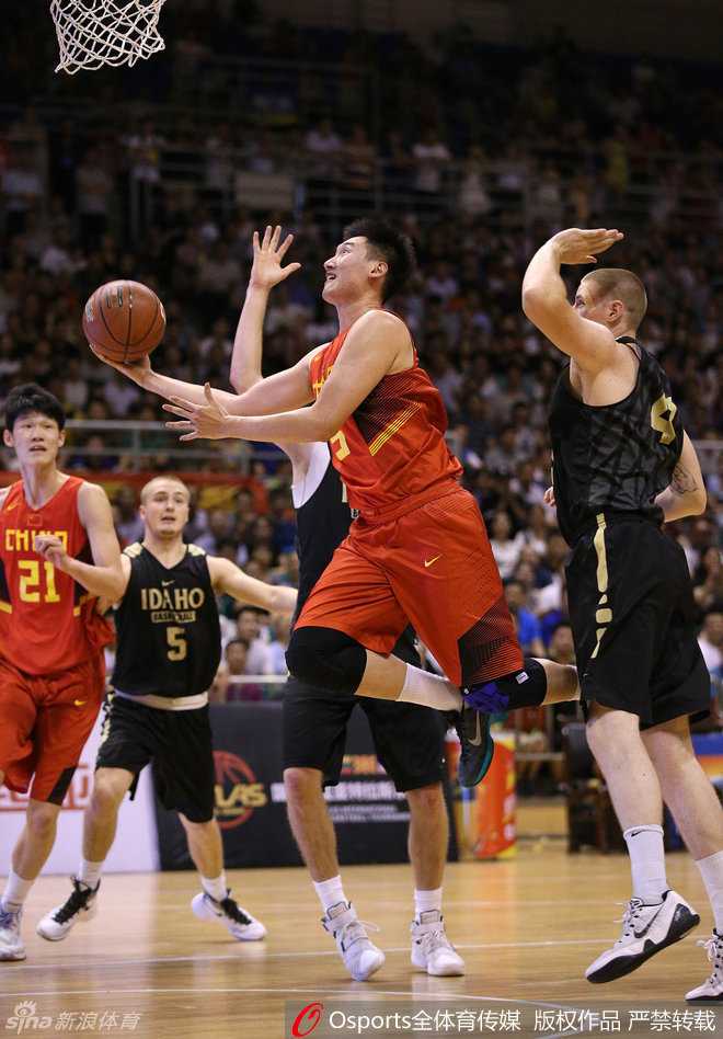 王汝恒冷静观察局势，面对补防球员做出假动作，将球巧塞篮下无人看防的队友，一次精妙的助攻撕破了对手的整条防线。