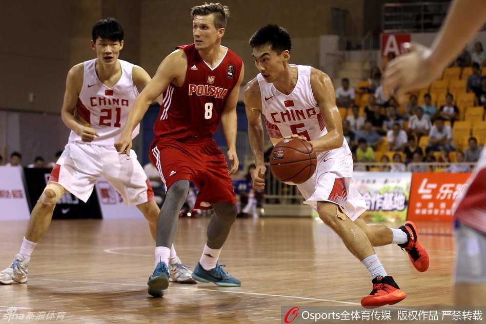 方硕如同钻入人海的利刃，强行从缝隙中撕裂出一道血路，腾空而起的瞬间，整个球馆都屏住了呼吸。