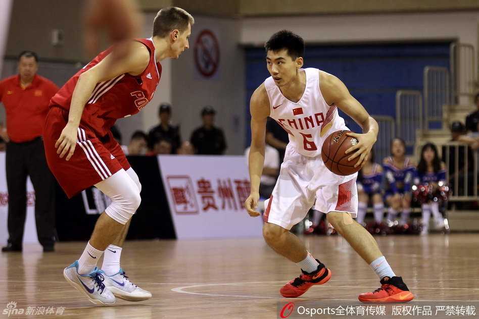 眼神如鹰的崔晋铭弯下腰肢，死死咬住对手的每一次运球节奏，仿佛下一秒就要撕裂对方的防线。