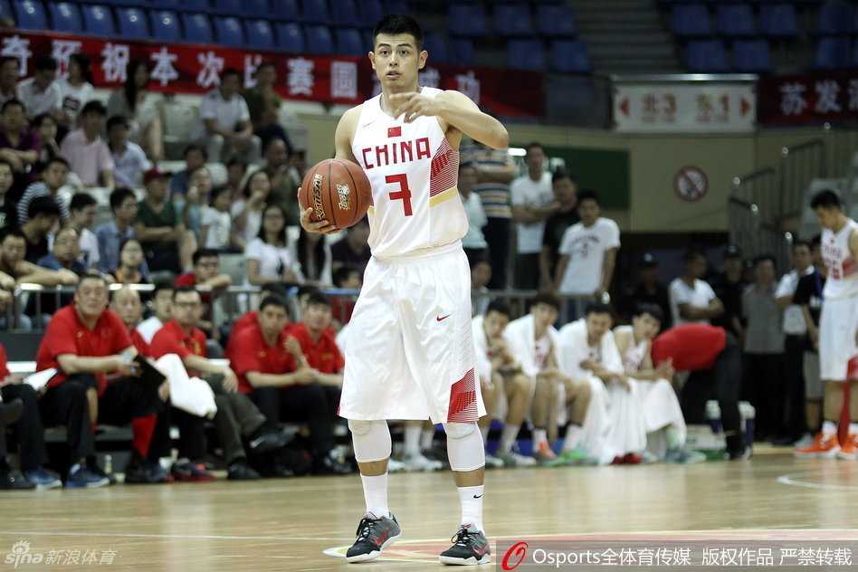 方硕在场上从容指挥跑位，手法娴熟地组织着球队的每一次进攻浪潮