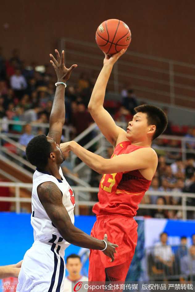 王汝恒沉着冷静地组织进攻，运球穿越层层防线，如同指挥家调动整个乐团的节奏。