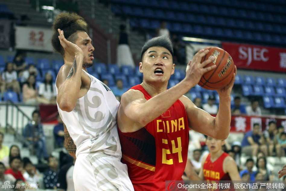 方硕痛苦地倒地，双手捂住被撞击的部位，旁边的裁判正在跑向事发地点，队友们则焦急地望向场边，等待比赛暂停。