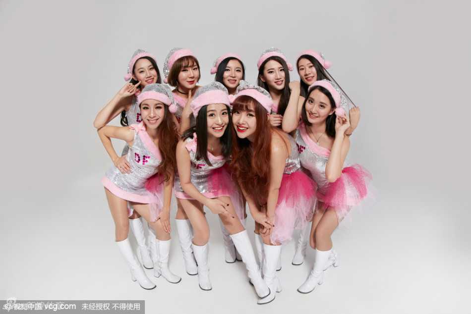 冬日暖阳般的灯光洒在队员身上，她轻抚发丝，展现出迷人的腰部线条，整个画面充满了健康性感的青春张力。