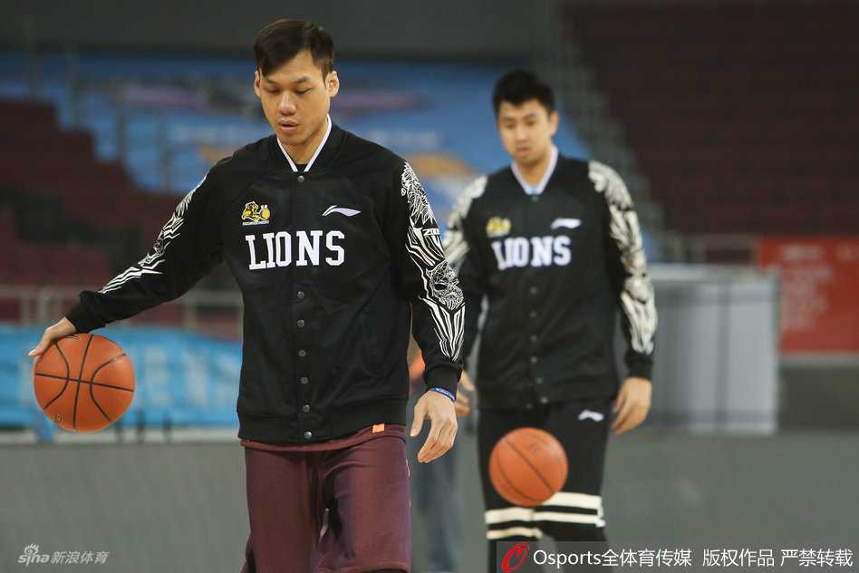 李京龙一丝不苟地进行着拉伸训练，作为名帅之后，他用汗水证明自己的价值，时刻准备着在三分线外一剑封喉。