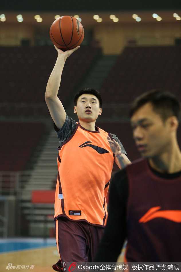 林志杰在进行赛前拉伸，眼神中透出猎食者般的专注与犀利，即便只是训练，他的杀气也毫不掩饰。