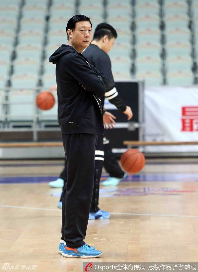 李秋平亲自上阵指挥训练，他不断用手势和高喊纠正队员们的跑位，严谨的治军风格让球队的战术执行力在赛前达到了最佳状态。
