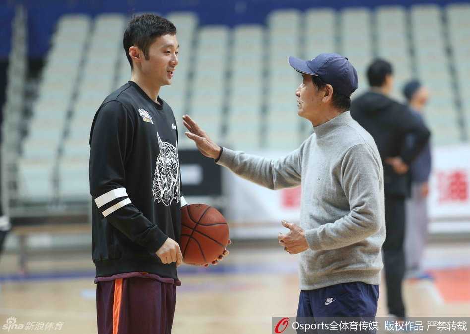 源深体育馆内气氛热烈，看台上提前入场的球迷们发出的欢呼声与球员们的呐喊此起彼伏，整个场馆洋溢着大战前特有的激情与欢乐。