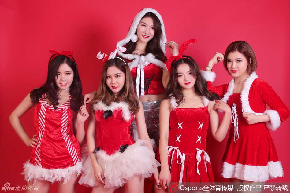 圣诞精灵轻舞飞扬，广厦宝贝的红色魅影在眼前绽放，眼神中带着一丝俏皮，仿佛是从圣诞贺卡中走出的运动女神。