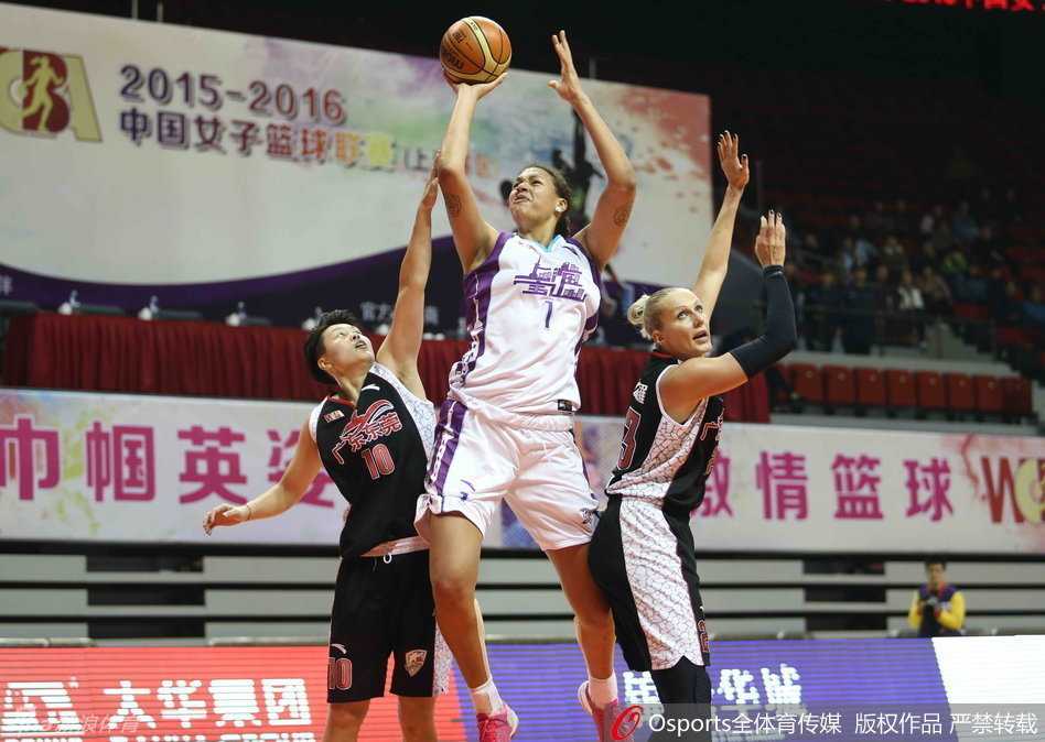 “不败女王”玛雅摩尔面带微笑走出太原高铁站，身披标志性大衣，球迷们簇拥上前，闪光灯亮成一片。