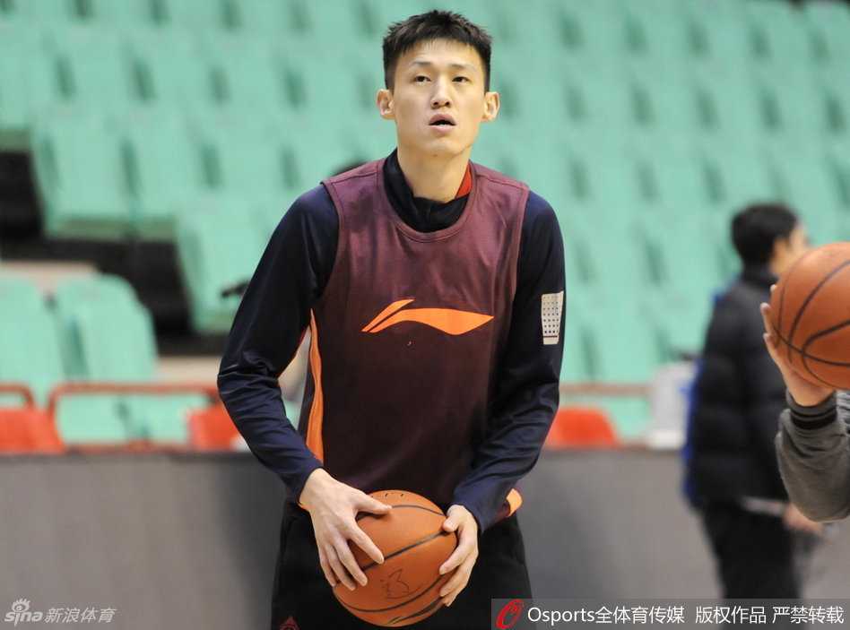 迪奥古在禁区内强打得手，强壮的身体让他在对抗中依然能够稳稳将球放入篮筐。