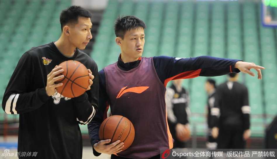 朱芳雨精神抖擞地注视着场内，肌肉线条在灯光下清晰可见，显得状态十分饱满。