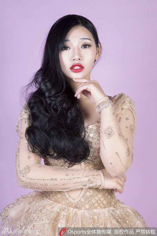 面对镜头，她无辜回眸，眼中仿若含水。复古装扮下的微笑既优雅又迷人，身后的赛场喧嚣仿佛都被这份温柔凝固。