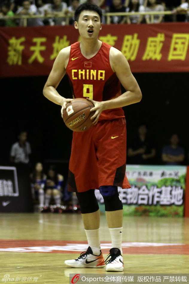 胡金秋、方硕与王汝恒三人肩并肩站在场边，振臂高呼，脸上的笑容和肆意的汗水交织出青春最无畏的模样。