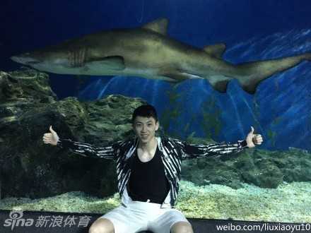 夜色中的魅惑自拍，钟鹿纯对着镜头做出俏皮表情，昏黄灯光下的她既有少女的清纯，又透露着成熟女性的迷人韵味。