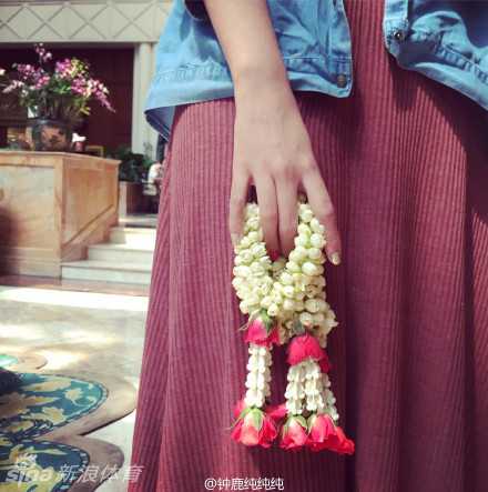 钟鹿纯的游玩摆拍，她戴着墨镜，手中拿着冰淇淋对镜头甜笑，夏日的清新与青春的活力扑面而来。