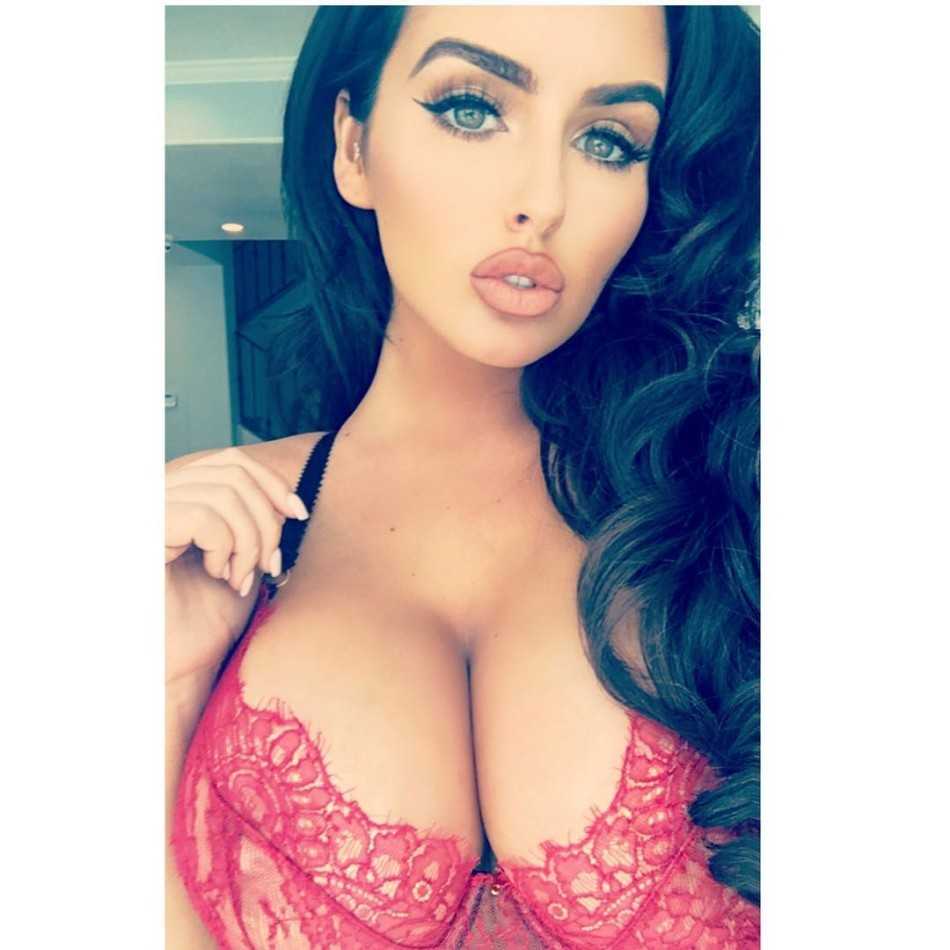 阿比盖尔身着性感比基尼，湿漉漉的长发贴在颈间，她侧身回眸，迷离的眼神中透着一丝无辜与魅惑，湿身的动感仿佛为夏天带来一股清凉。