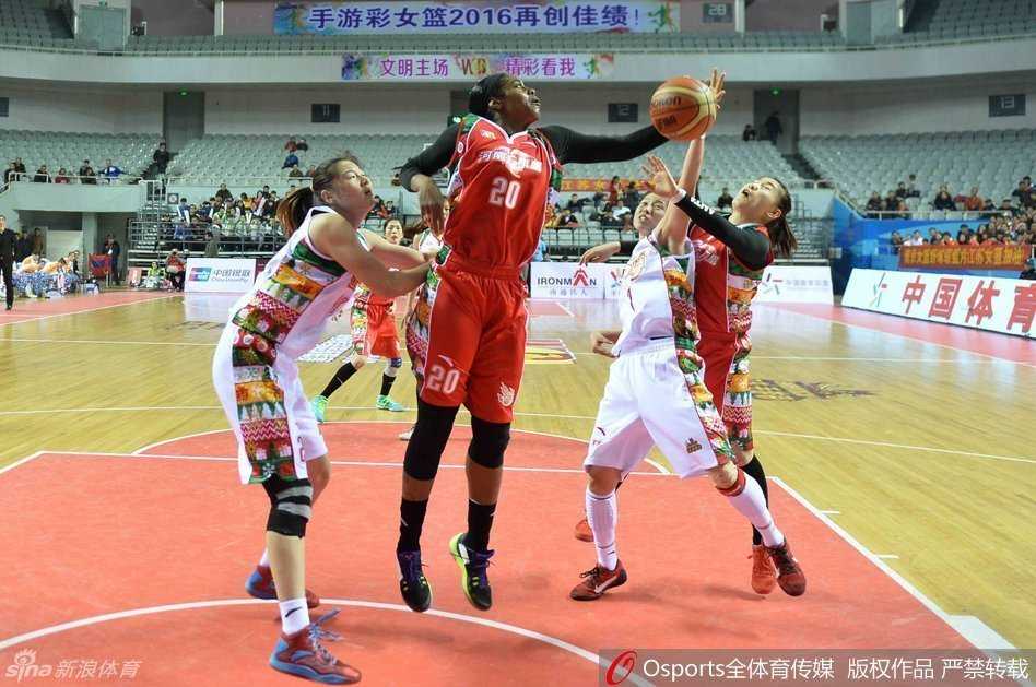 决胜时刻帕克弧顶自信出手三分，皮球离手后全场目光追随，这是外援的关键一击