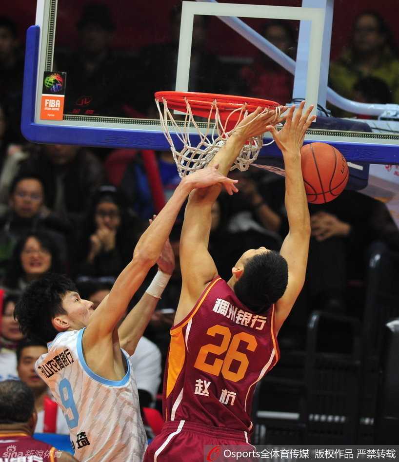 西热力江面容狰狞，浑身散发着斗牛犬般的狠劲，撕破防线完成一次至关重要的突破。