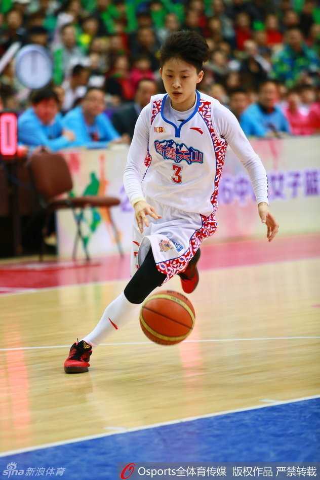 福尔斯犹如神兵天降，巨掌横空出世，将对手的投篮死死钉在篮板之上