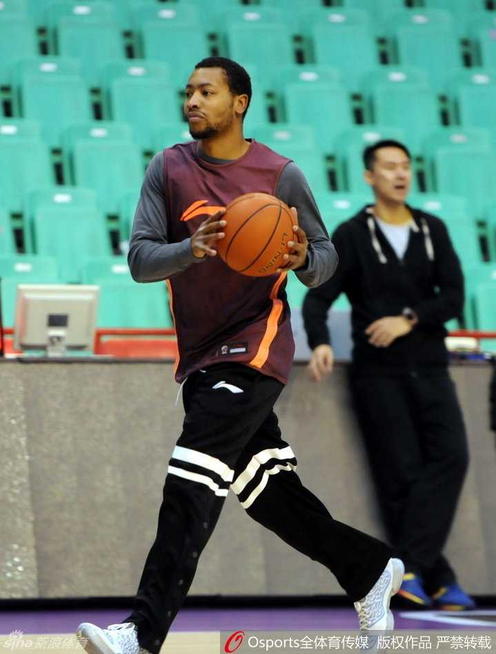 布莱切与李根训练间歇开怀交谈，新疆男篮两大攻击手面露轻松笑容