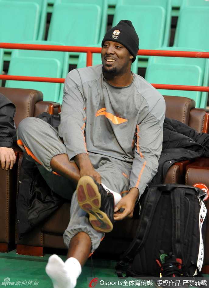 郭士强面露欣慰笑容，身后贺天举李晓旭郭艾伦状态火热，辽宁男篮士气高涨