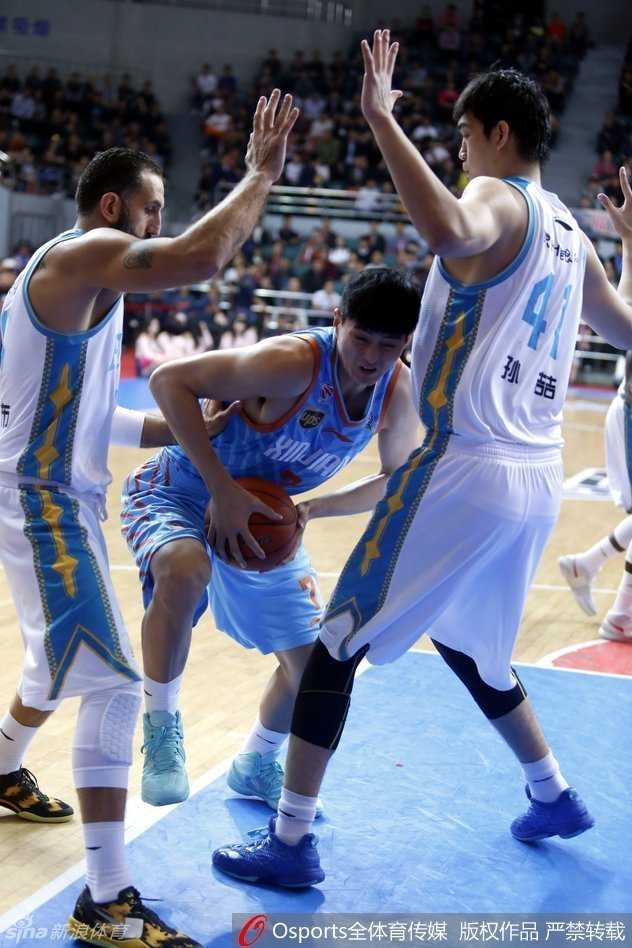 福建队外援拜克斯努力伸出双手试图接应队友，面对新疆队的严密防线，他的表情显得凝重而焦急，汗水布满脸庞。