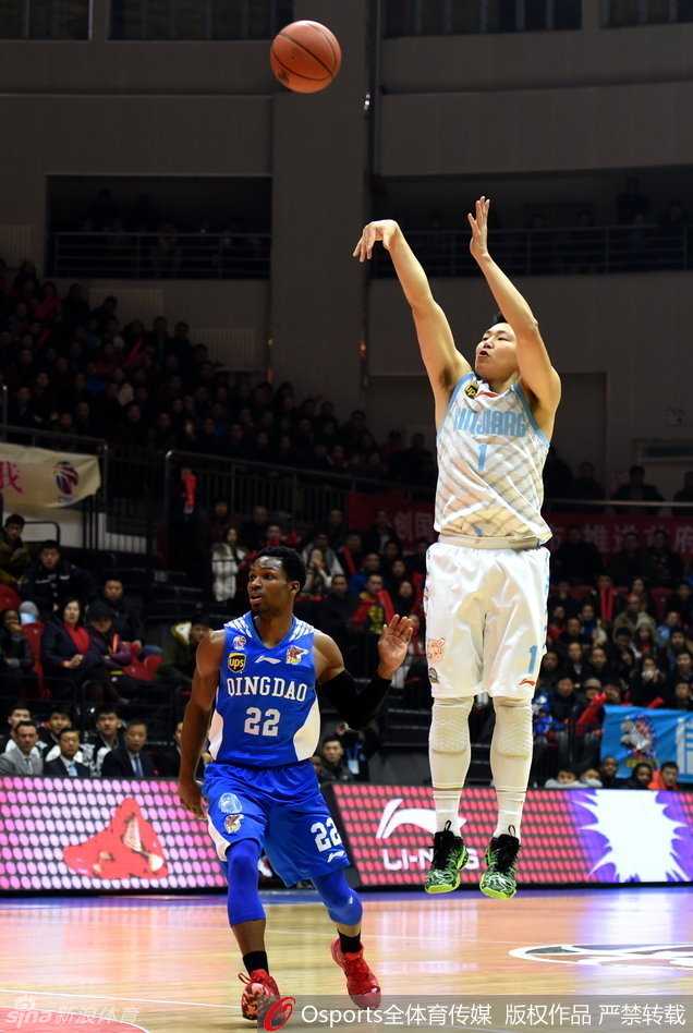 李根果断出手跳投，篮球在空中划过优美弧线，他的眼神紧紧追随，充满自信与坚决