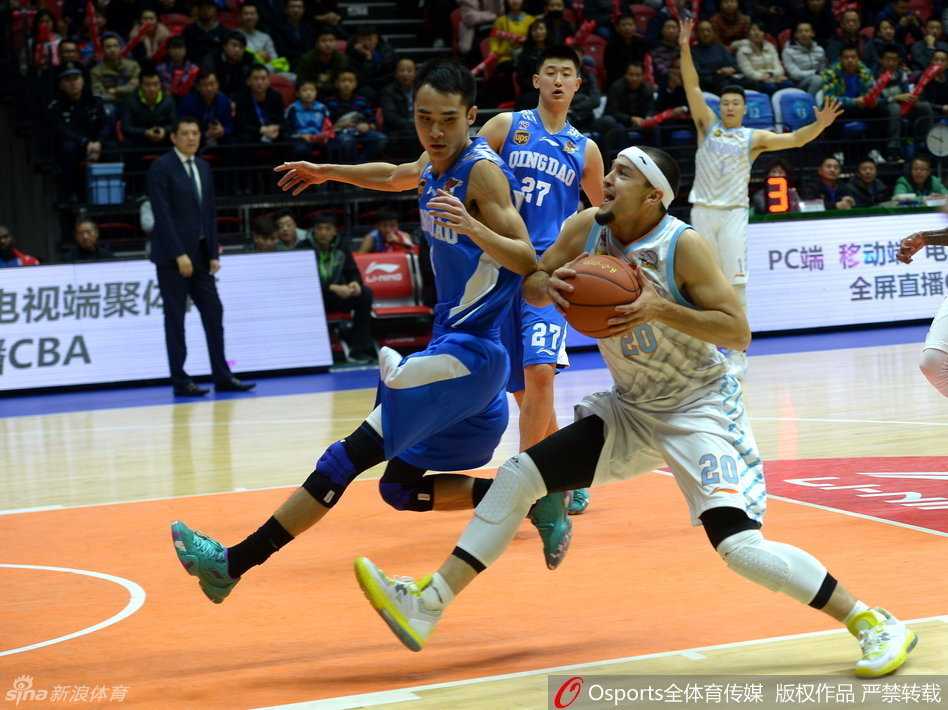 亚当斯面对防守人急速变向，像一道闪电划破防线，准备将球分给篮下的队友。