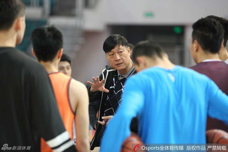 训练尾声，周琦与布莱切并肩走向场边，两人低头细语，布莱切露出大哥般的宽厚笑容，周琦则羞涩点头，内外线核心的默契在这一刻无声传递。