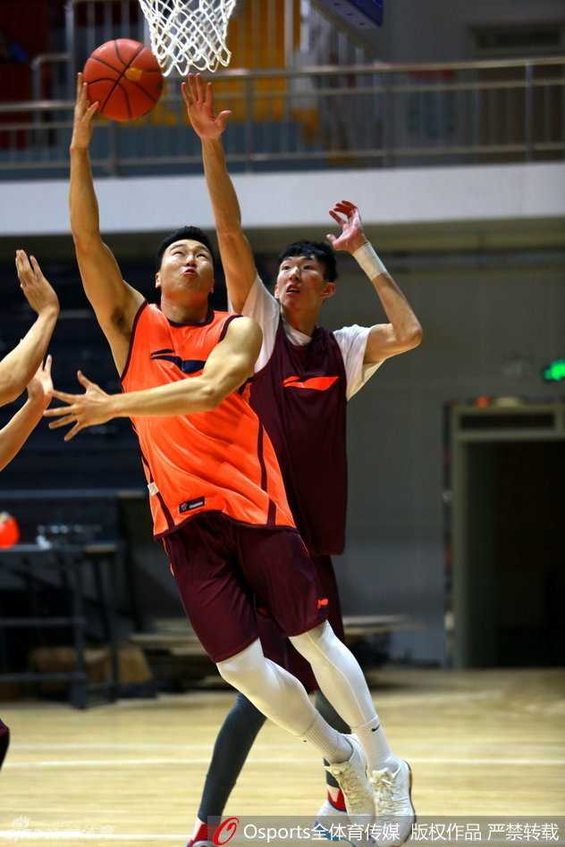 李根高高跃起，在空中舒展身体，手指尖轻轻一拨，皮球听话地擦板落入网窝，留下身后望尘莫及的防守者。