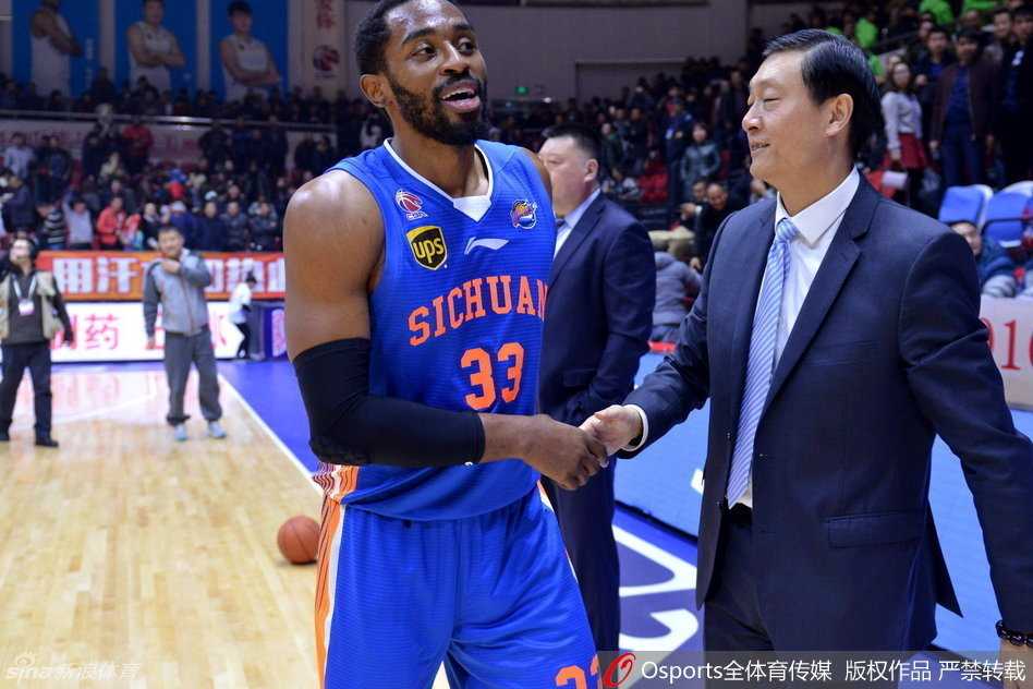 布拉切在进攻受阻后，面对严防无奈地双手一摊，仰天长啸发泄着心中的郁闷。这位新疆核心全场受制，眼睁睁看着球队被横扫出局，背影写满苍凉。