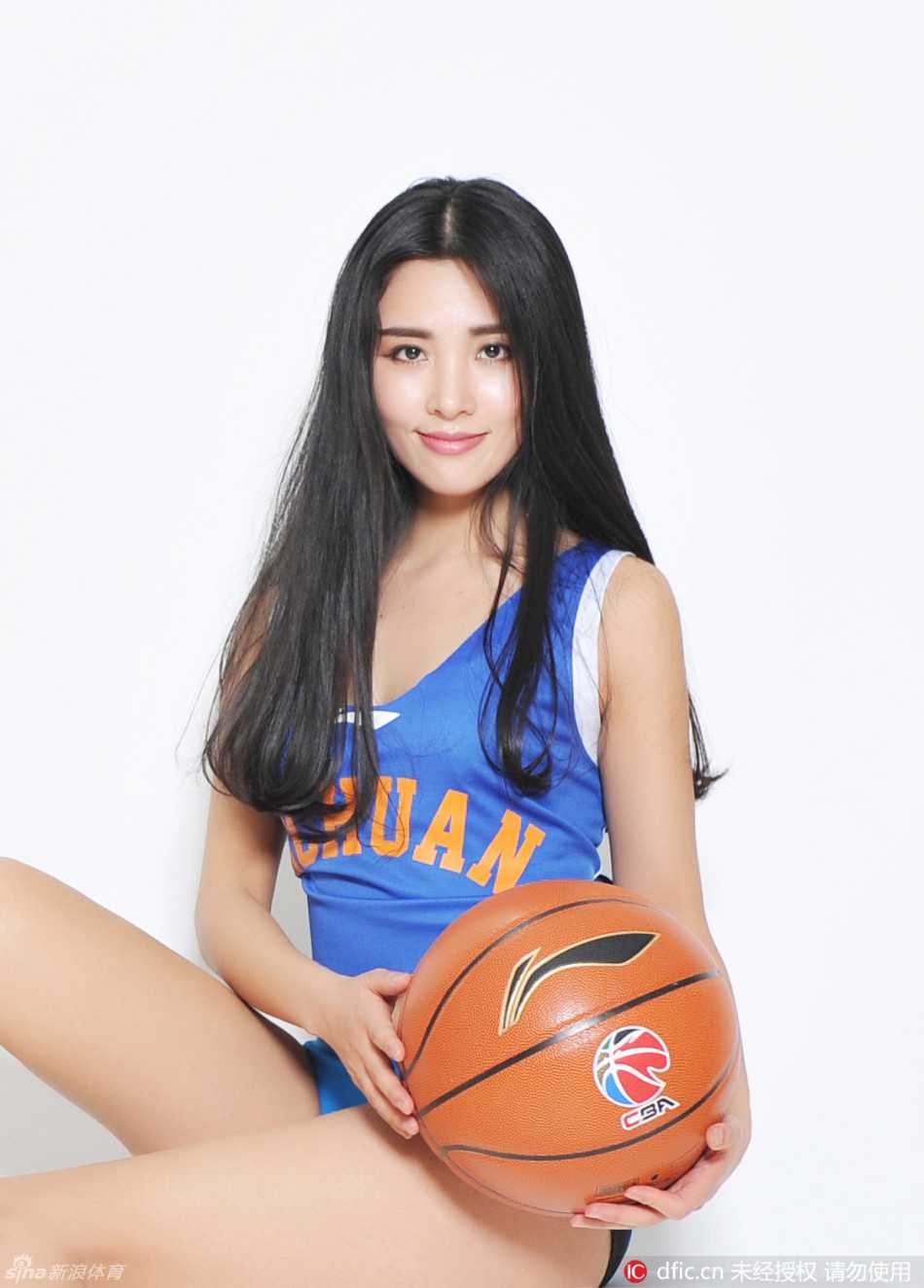 夺冠之夜，篮球宝贝们换上特制的金色短裙，在漫天飘落的金色彩带中手拉手向球迷鞠躬致意，修长笔直的双腿在聚光灯下闪耀着健康的光泽，她们的笑容比奖杯还要灿烂