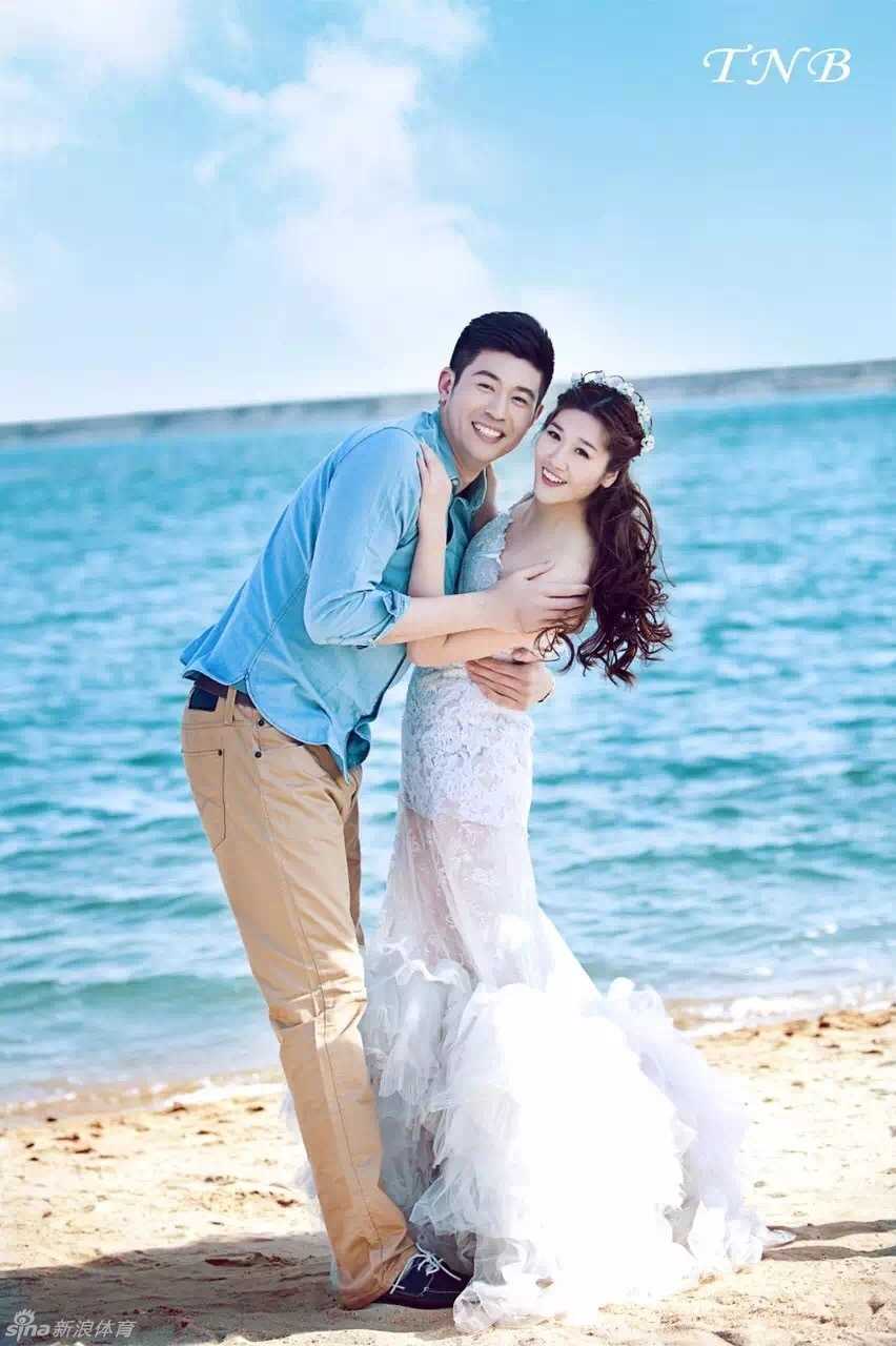 徐磊从背后轻轻环抱着李莹，两人穿着简约的情侣装在树林的逆光下显得格外唯美，高大的徐磊将头轻靠在李莹的肩上，展现出铁汉柔情的一面