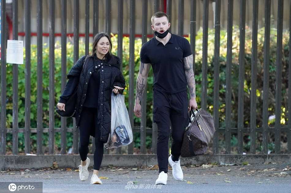 皮蒂与舞蹈搭档在街头驻足，他面带微笑仔细聆听搭档讲解动作要领，眼神中透露出对新挑战的认真。