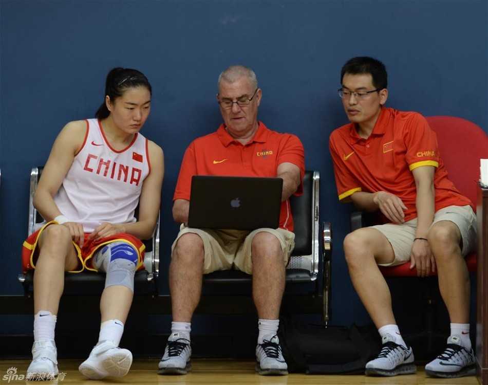 马赫与露雯并肩坐在场边长凳上，两人一同分析着平板电脑中的比赛录像，马赫表情严肃地进行着战术部署。