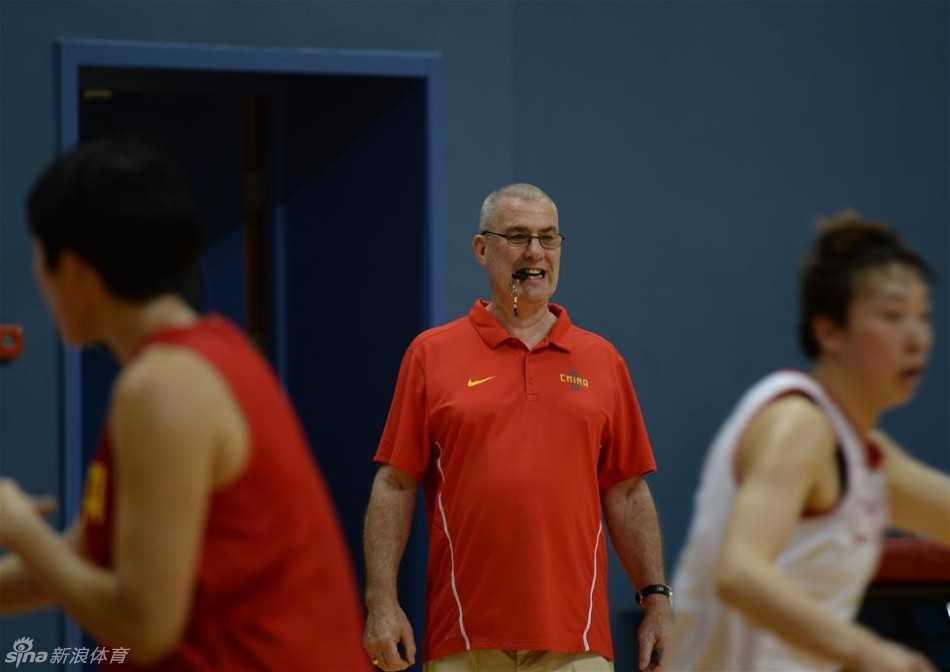 吴迪持球运一步急停，面对防守悍然起速突破，她坚定的眼神和迅捷的步伐成为女篮外线进攻的一个亮点。